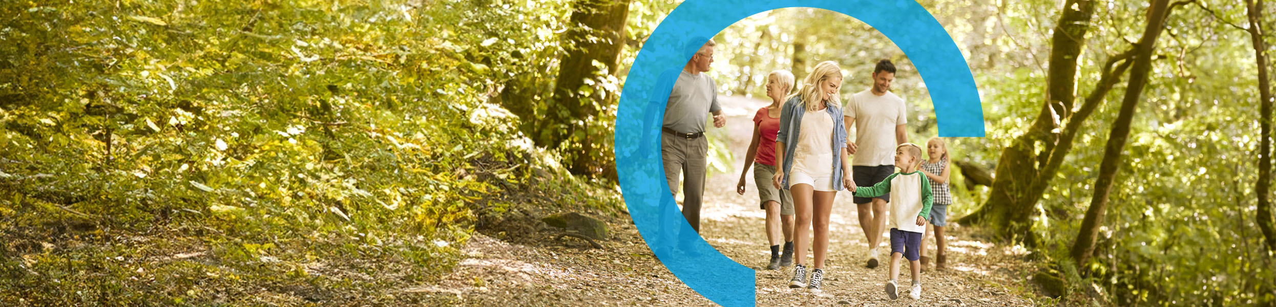Familie spaziert durch den Wald